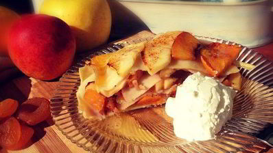 сладкая лазанья с яблоками, некторинами, грецкими орехами и курагой