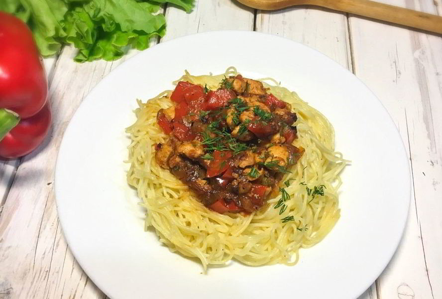 Гнездо из спагетти с куриным филе