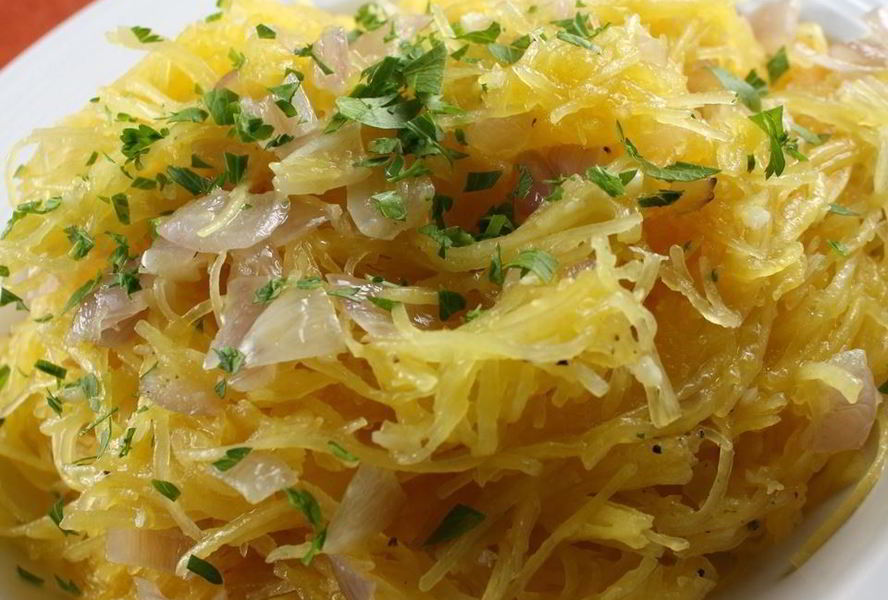Кабачок спагетти с жареным луком