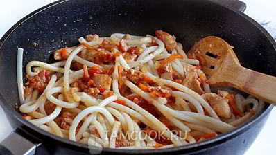 макароны с куриным филе и овощами