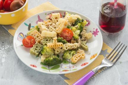 Макароны с мясным соусом и брокколи