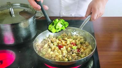 макароны с мясным соусом и брокколи