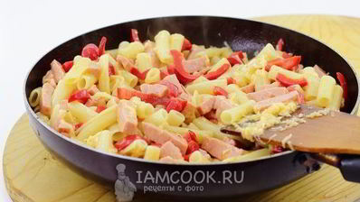 макароны с сыром и колбасой