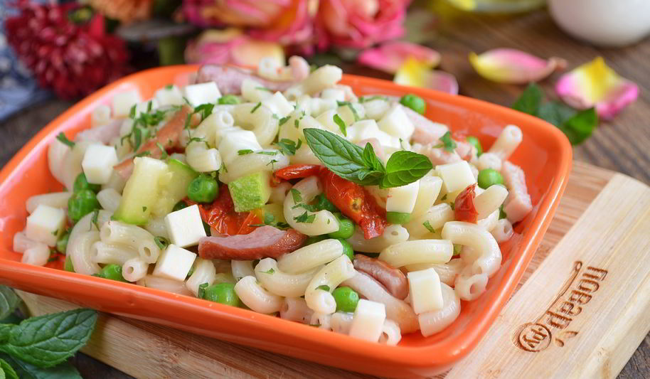 Рецепт макарон с цукини, козьим сыром и зеленым горошком