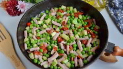 макароны с цукини, козьим сыром и зеленым горошком