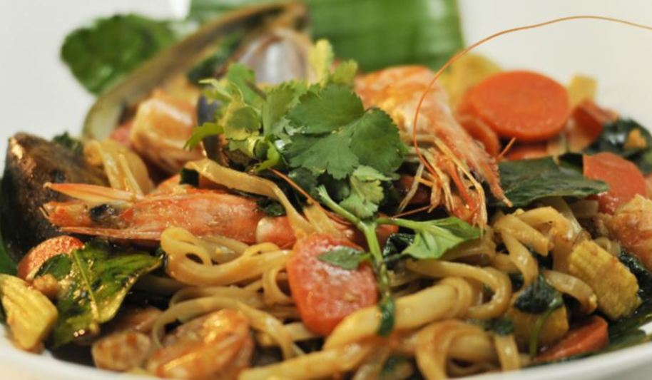 Рецепт пада кхи мау тале — обжаренной с морепродуктами лапша