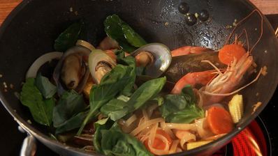 пад кхи мау тале — обжаренная с морепродуктами лапша