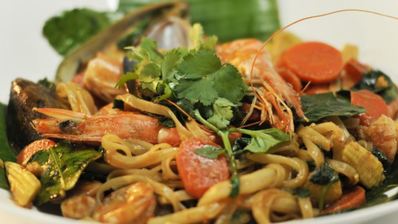 пад кхи мау тале — обжаренная с морепродуктами лапша