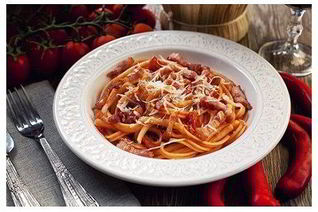 Паста с грудинкой, чесноком и помидорами