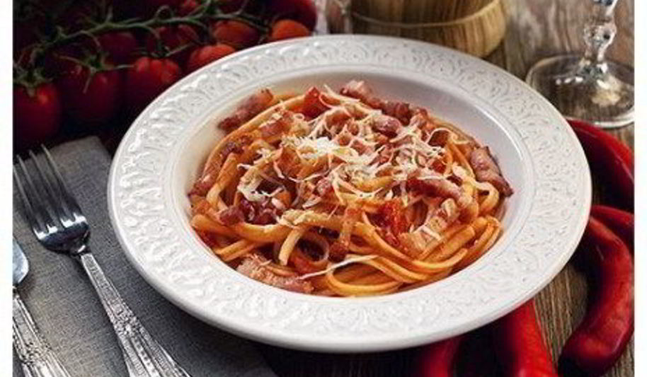 Рецепт пасты с грудинкой, чесноком и помидорами