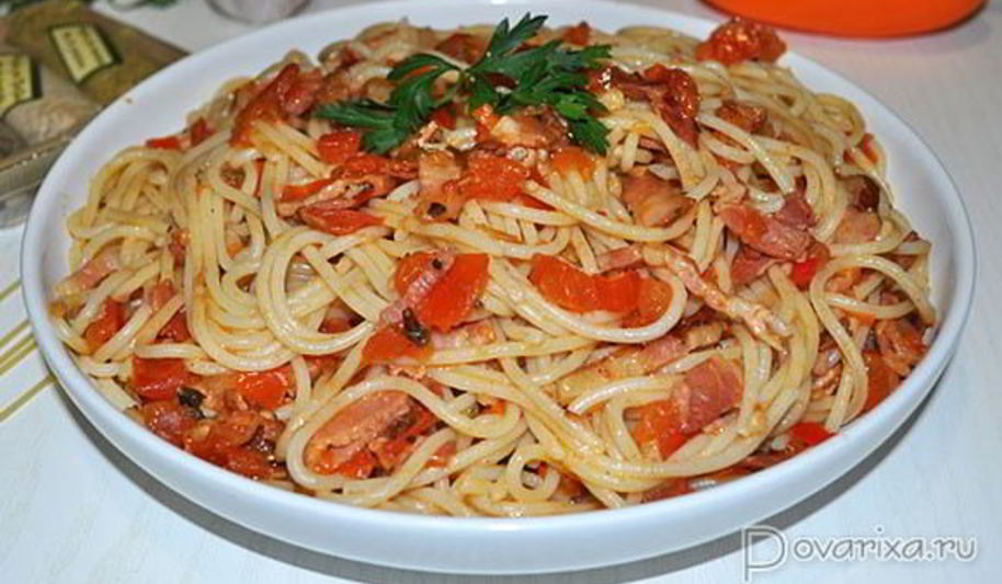 Рецепт пасты с грудинкой и помидорами