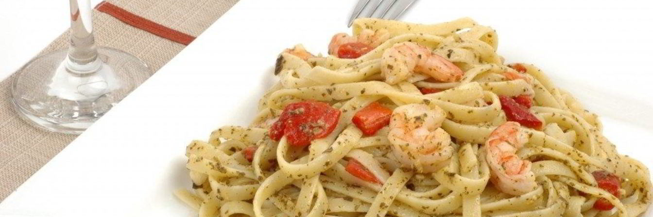 Паста с креветками и томатами
