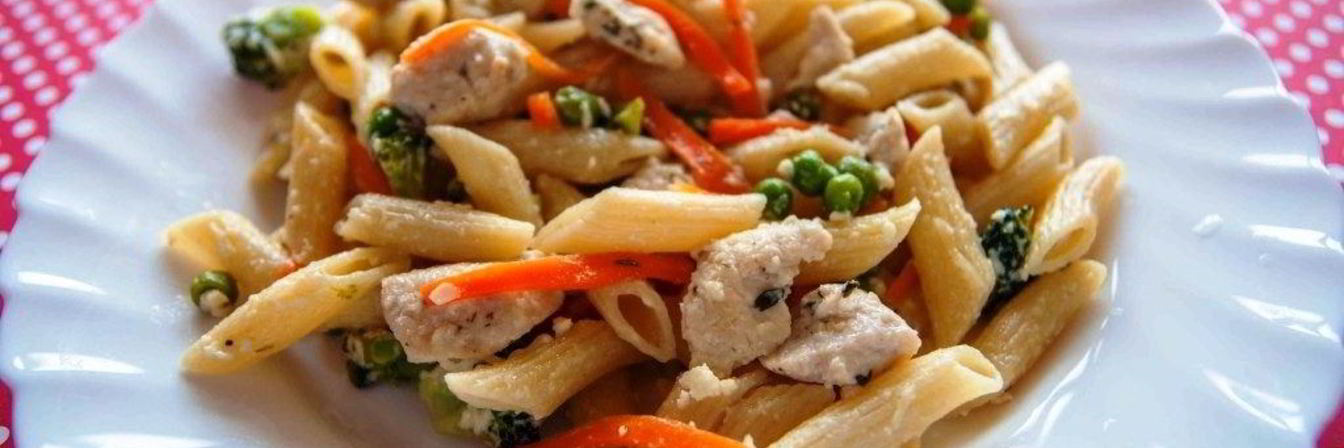 Паста с курицей в сливочном соусе