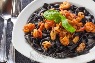 Паста с морепродуктами в томатном соусе