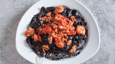 паста с морепродуктами в томатном соусе