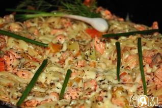 Паста с семгой и овощами в сливочно-томатном соусе