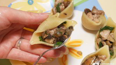 ракушки, фаршированные курицей и грибами