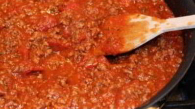 спагетти с фаршем и томатным соусом