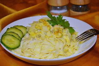 Спагетти с курицей в сливочном соусе