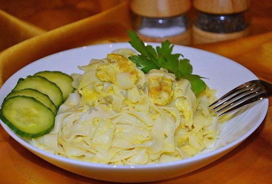 Спагетти с курицей в сливочном соусе