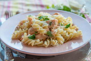 Спагетти с лососем под сливочным соусом