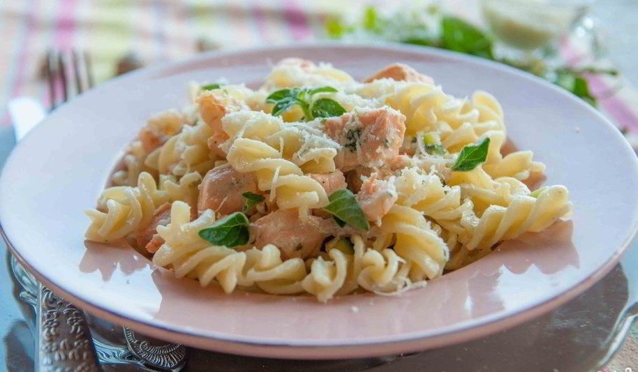 Рецепт спагетти с лососем под сливочным соусом
