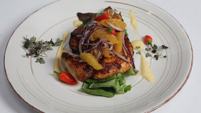 ароматный цыпленок пири-пири с апельсиновым салатом