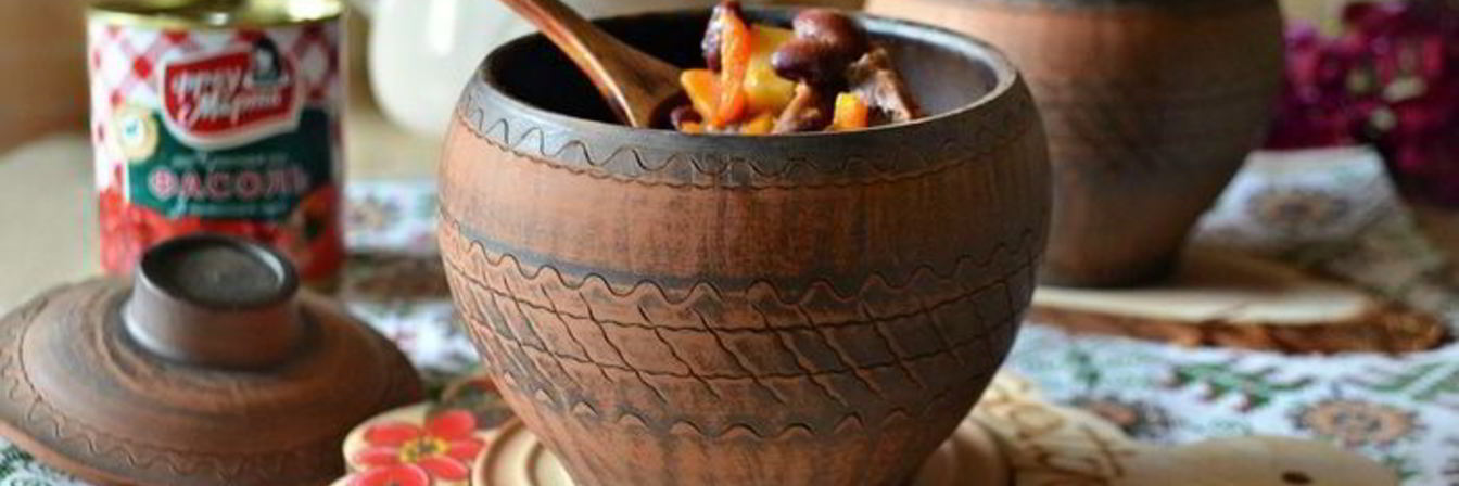 Баранина с фасолью и овощами в горшочках