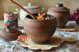 Баранина с фасолью и овощами в горшочках