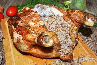 Фаршированная гречкой запеченная курица
