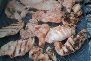 Куриные грудки в винно-базиликовом соусе