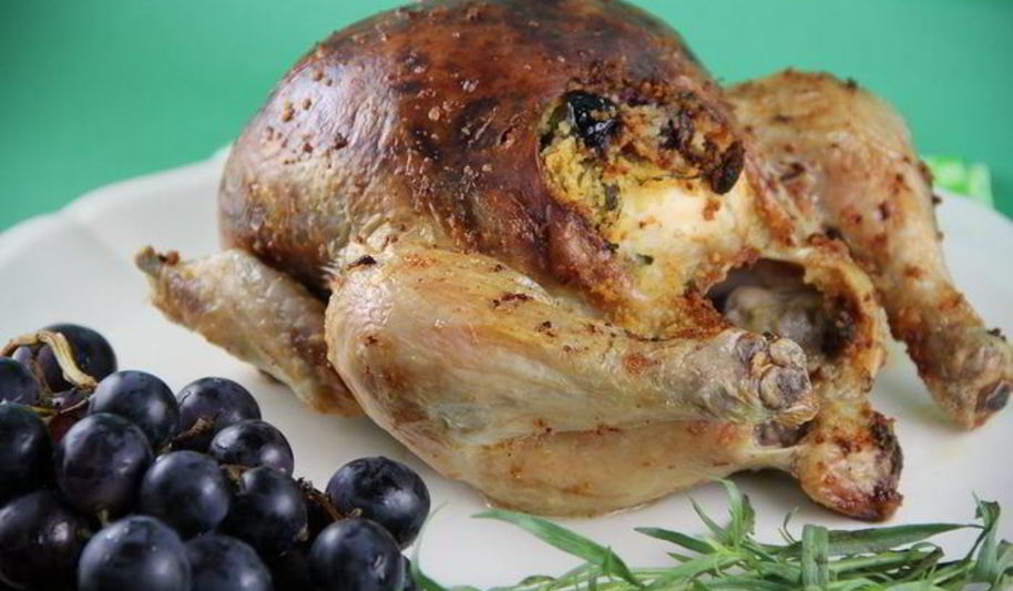 Рецепт курицы, фаршированной виноградом и ароматными травами