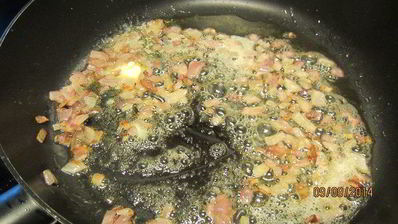 курица, фаршированная виноградом и ароматными травами