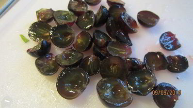 курица, фаршированная виноградом и ароматными травами