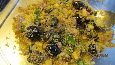 курица, фаршированная виноградом и ароматными травами