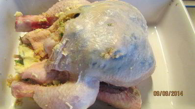 курица, фаршированная виноградом и ароматными травами