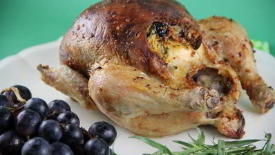 курица, фаршированная виноградом и ароматными травами