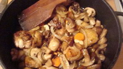 курица с грибами в ананасовом соусе