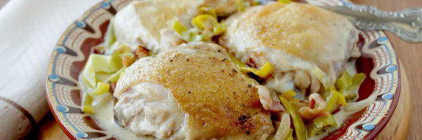 Курица с луком-пореем, тушеная в вине