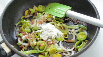 курица с луком-пореем, тушеная в вине