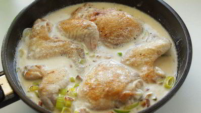 курица с луком-пореем, тушеная в вине