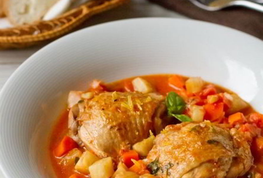 Курица, тушенная с морковью и сельдереем