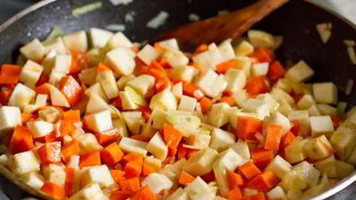 курица, тушенная с морковью и сельдереем