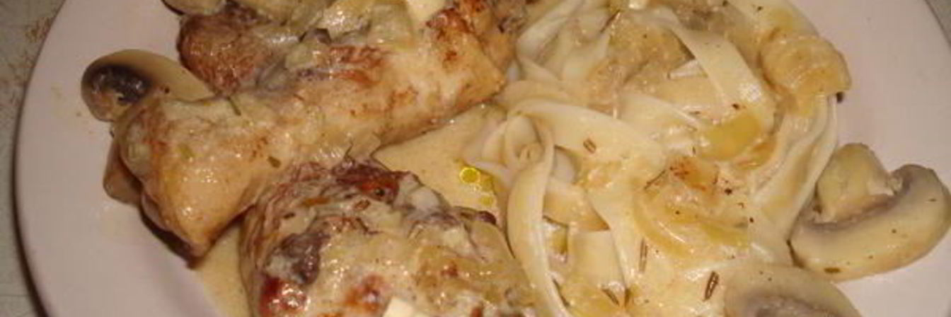 Курица в винном соусе с шампиньонами