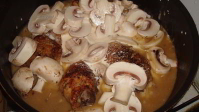 курица в винном соусе с шампиньонами