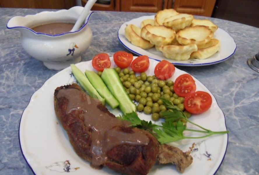Ростбиф из говядины с винным соусом