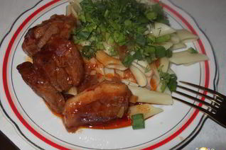 Свиная грудинка, тушеная с луком и томатом