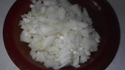 свиная грудинка, тушеная с луком и томатом