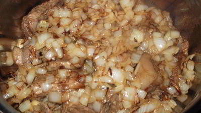 свиная грудинка, тушеная с луком и томатом