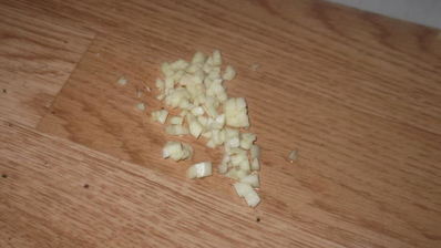 свиная грудинка, тушеная с луком и томатом